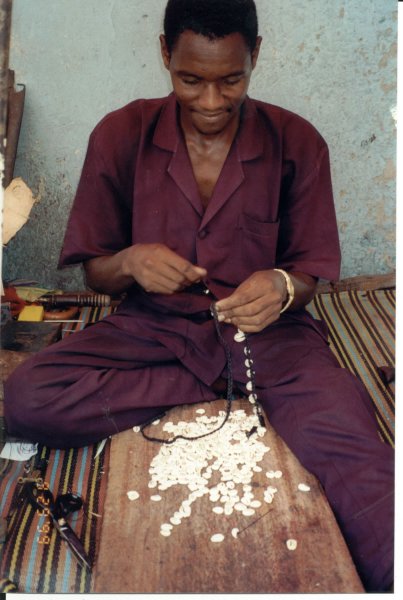 Cowrie shell jewelry making in Abidjan.jpg (51343 bytes)