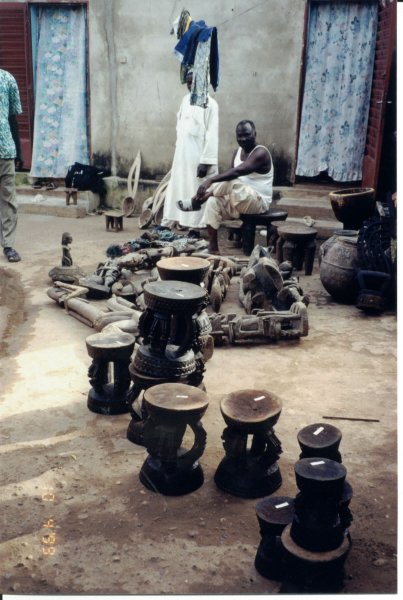 Dogon stools in Bamako with Ganda.jpg (60277 bytes)